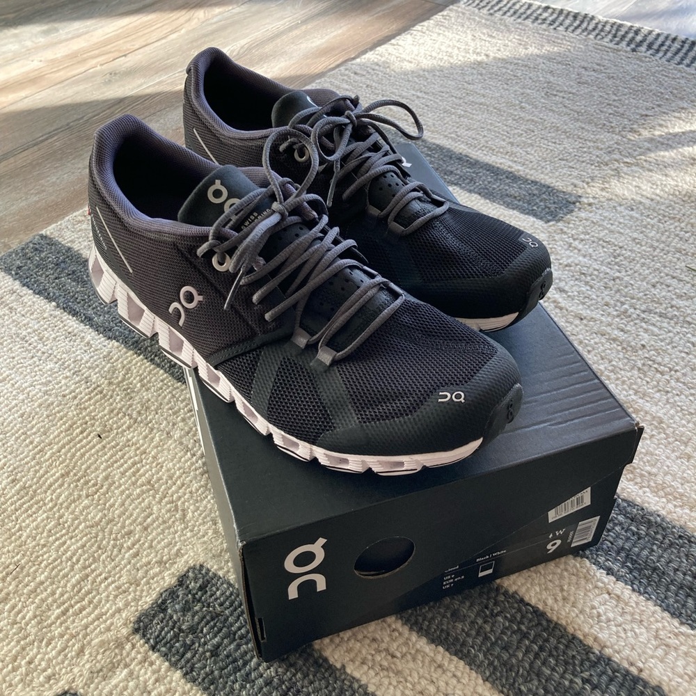 ON Cloud running shoes / Women’s Size 9 / Black / Barely Worn!